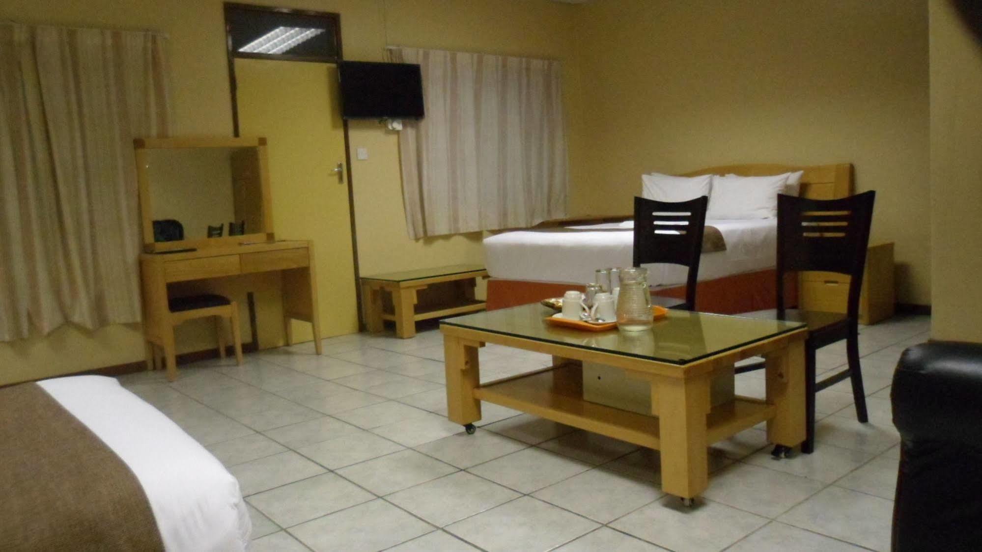 Centre Lodge Maun Esterno foto