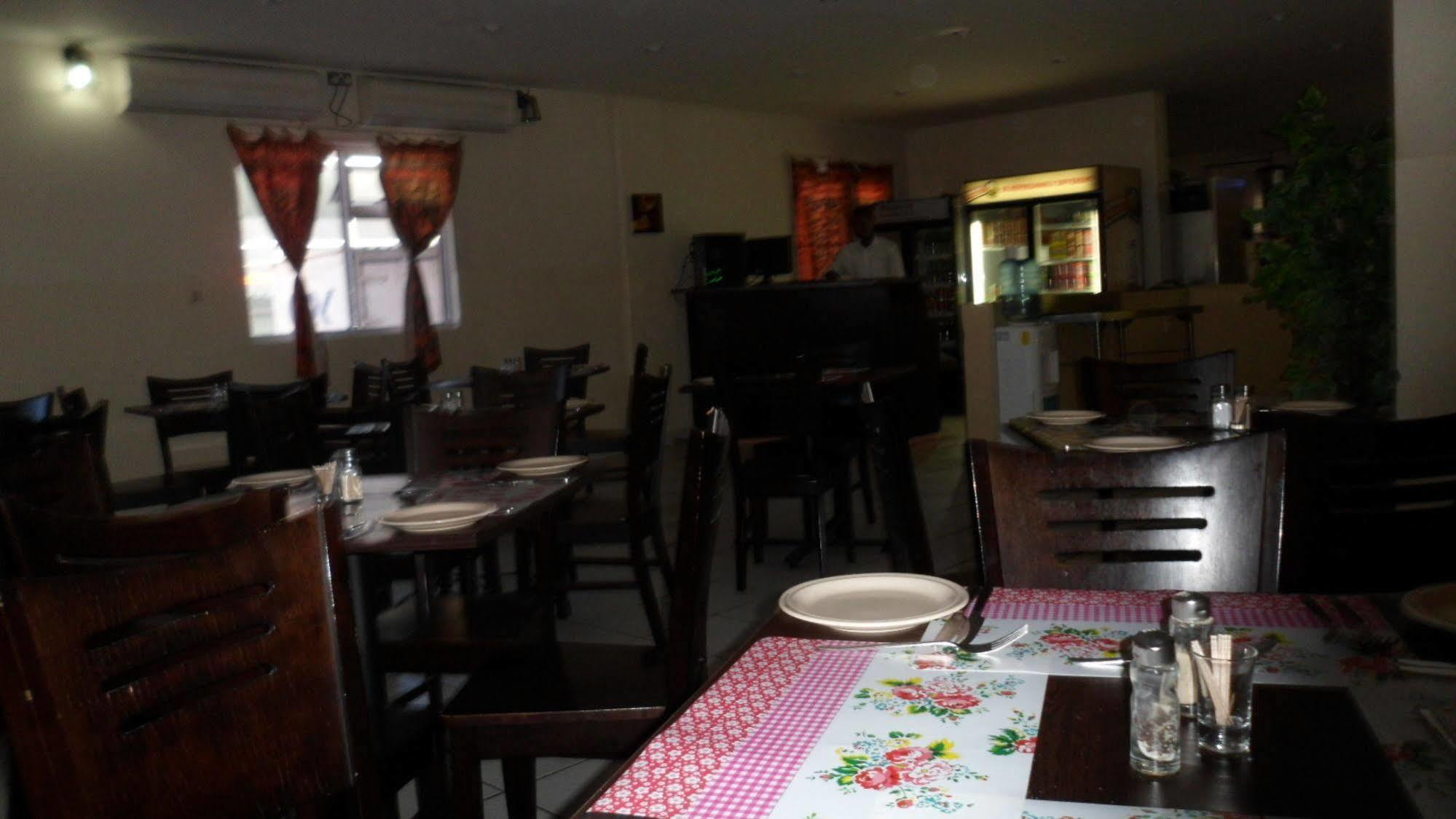 Centre Lodge Maun Esterno foto