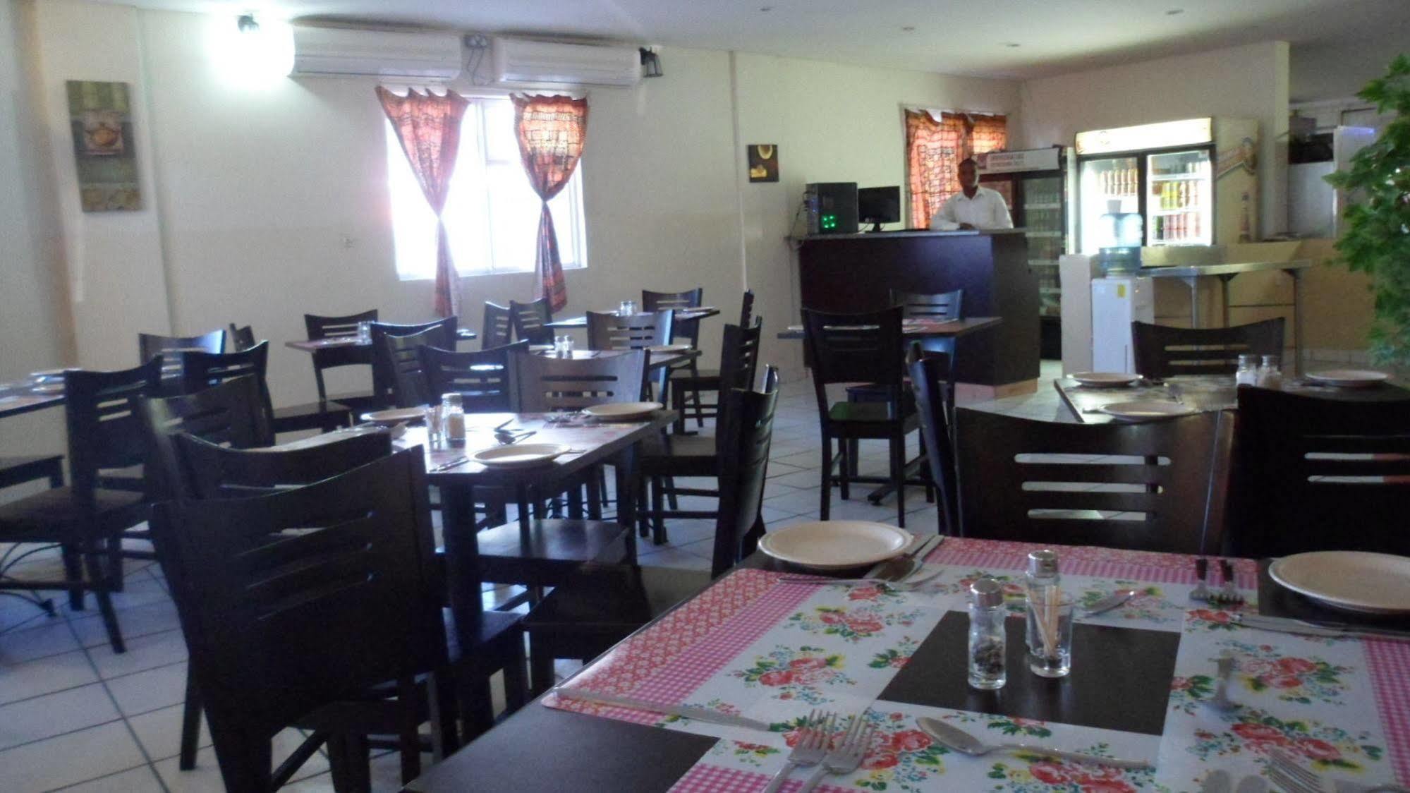 Centre Lodge Maun Esterno foto